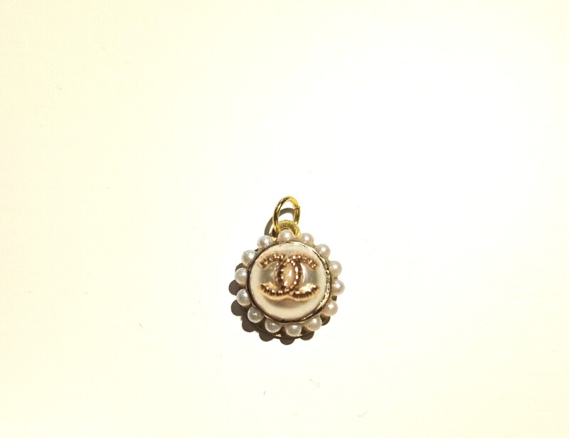 Amundsen Jewellery - Chanel Redesign Minianheng med perle og gulldetaljer