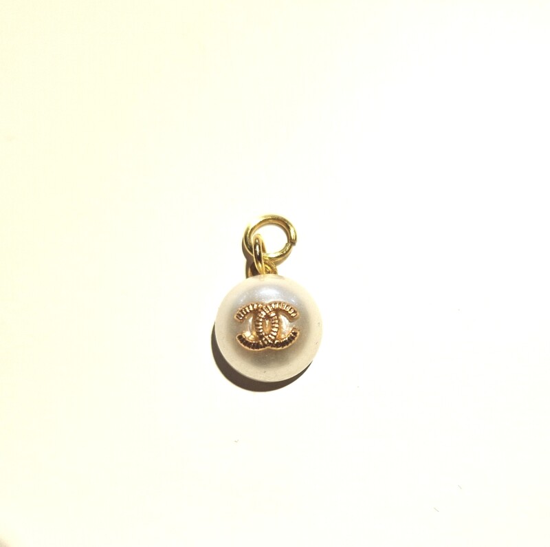 Amundsen Jewellery - Chanel Redesign perleanheng med gullfarget logo