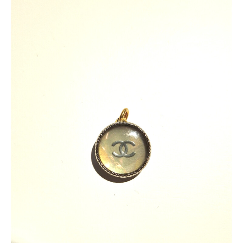 Amundsen Jewellery - Chanel Redesign perlemor anheng med sølvfarget logo