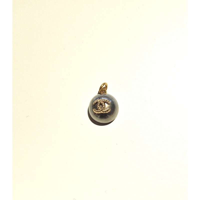 Amundsen Jewellery - Chanel Redesign grå perleanheng med gullfarget logo