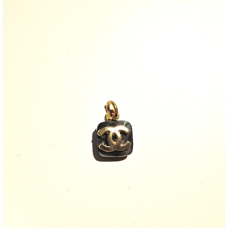 Amundsen Jewellery - Chanel Redesign mørkegrått anheng med gullfarget logo