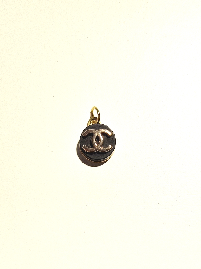 Amundsen Jewellery - Chanel Redesign sort anheng med gullfarget logo