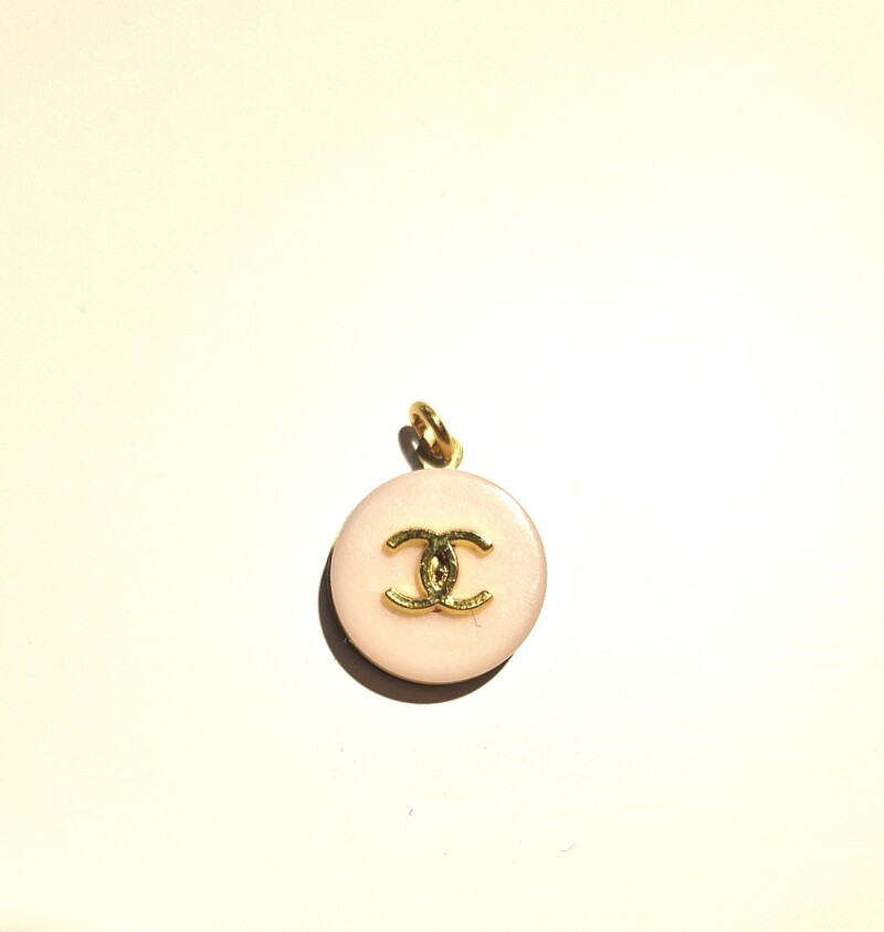Amundsen Jewellery - Chanel Redesign anheng med rosa emalje og gullfarget logo